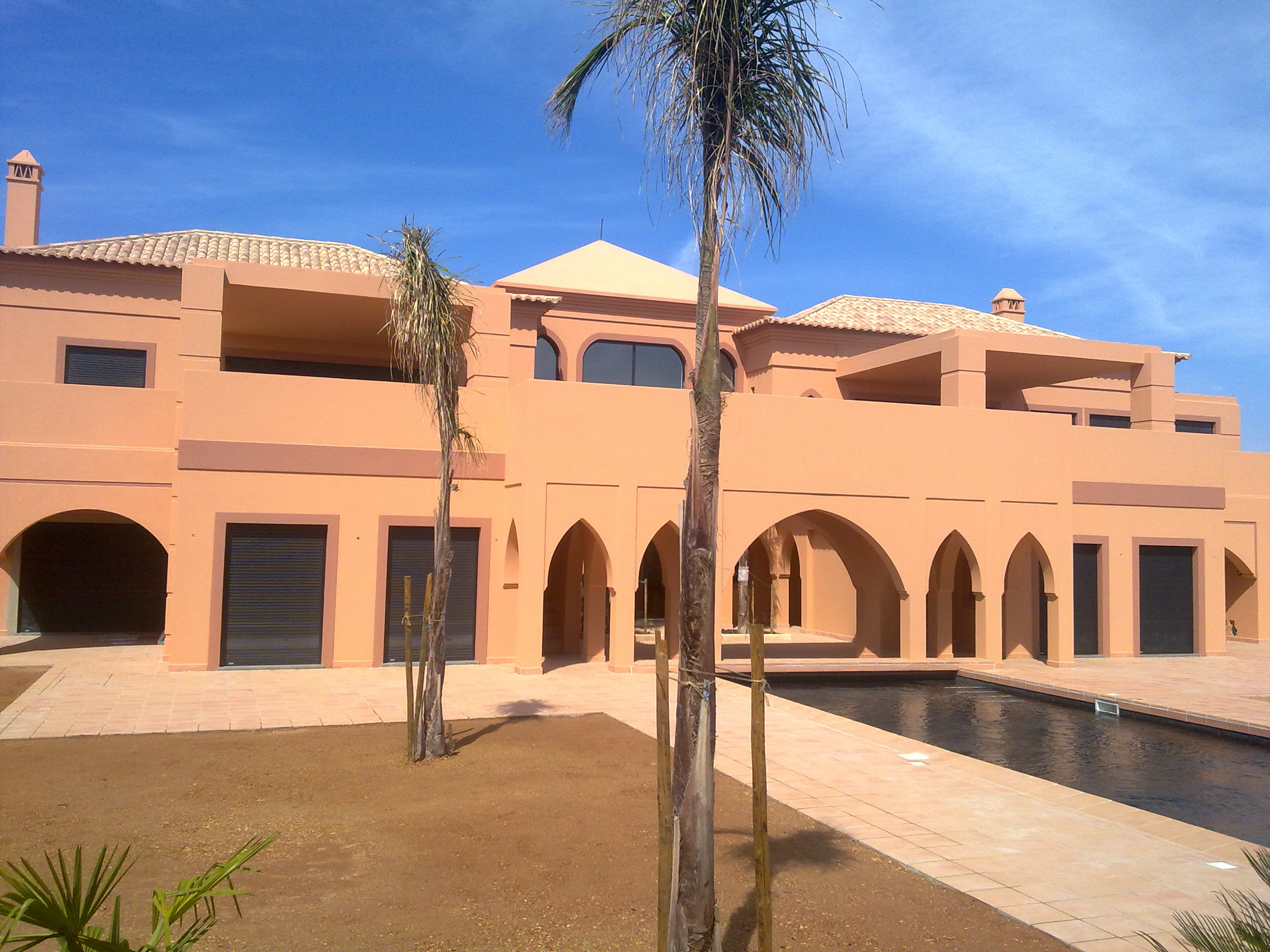 Longa colunata com arcos da Villa Kasbah vista do terraço