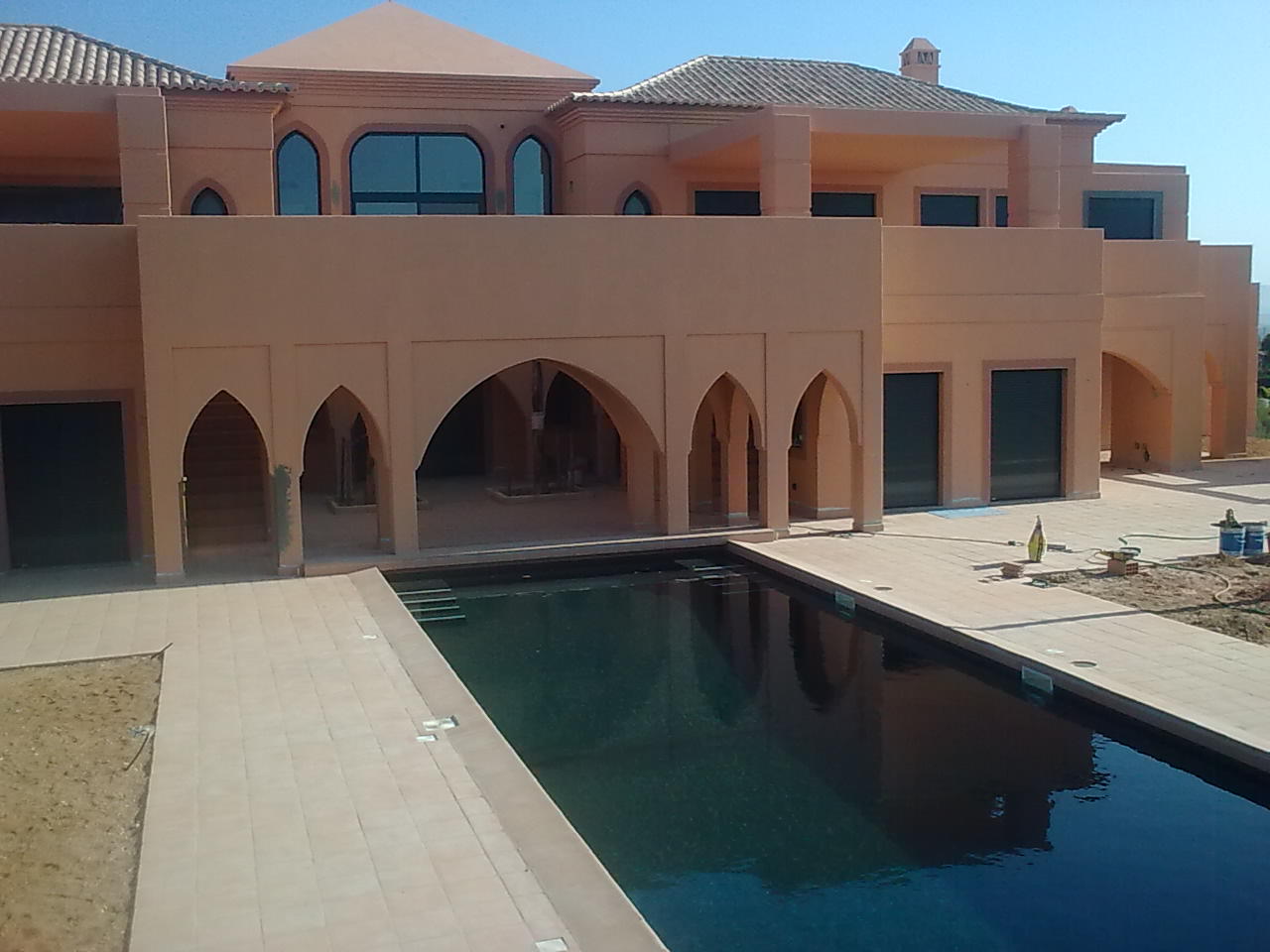 Fachada de dois pisos e piscina retangular da Villa Kasbah