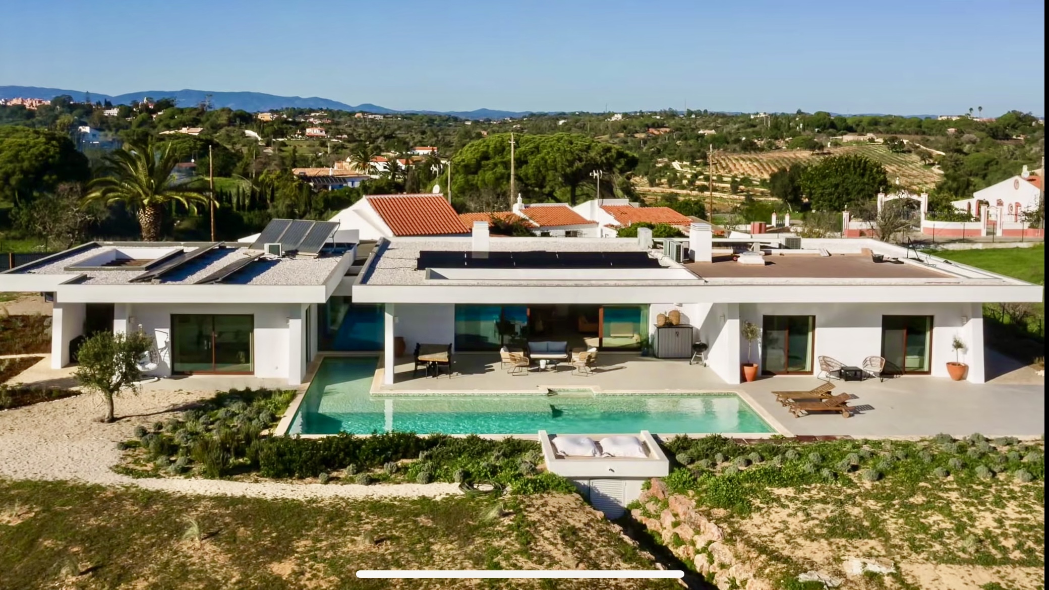 Vista aérea da Villa Porches, piscina e paisagem envolvente