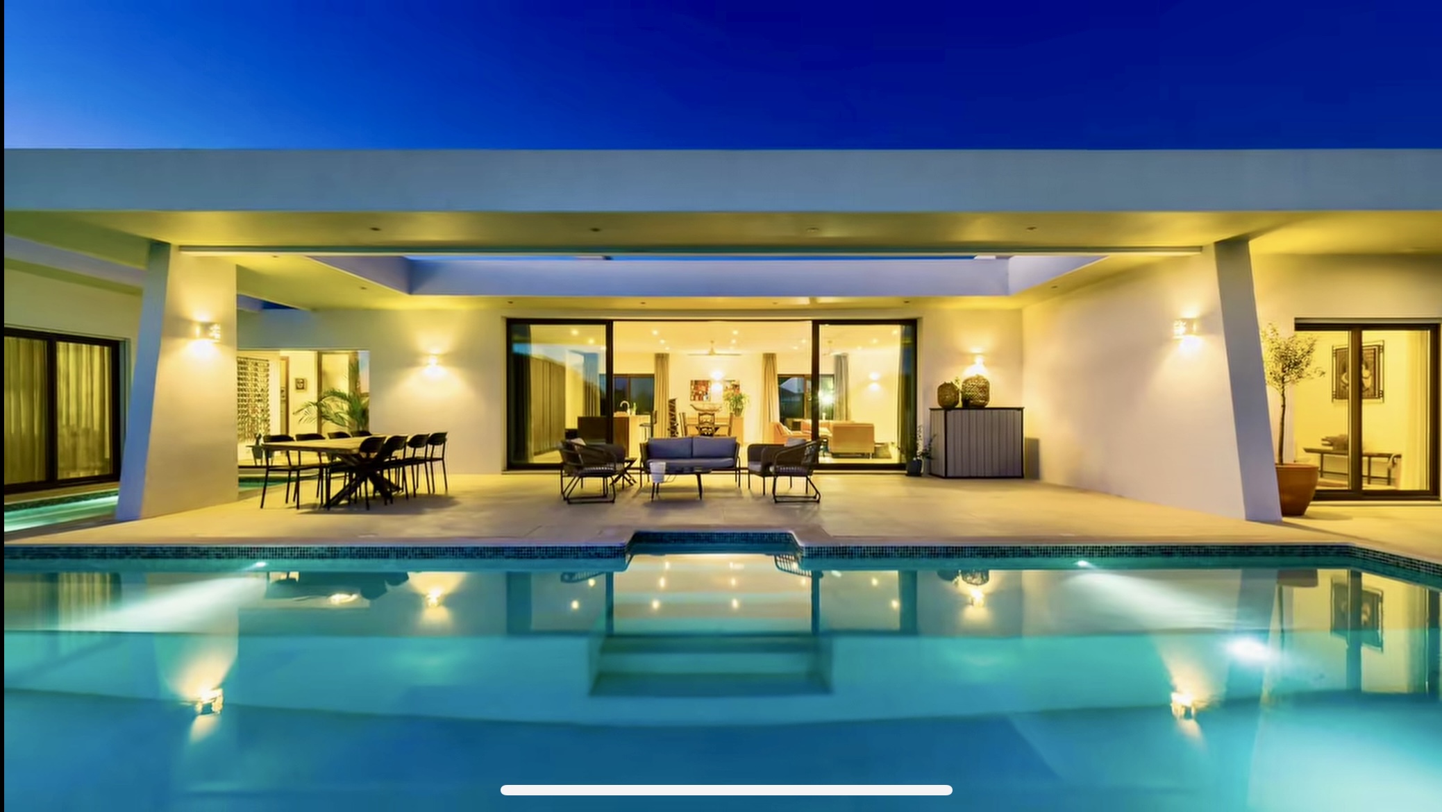 Villa Porches iluminada e piscina ao anoitecer