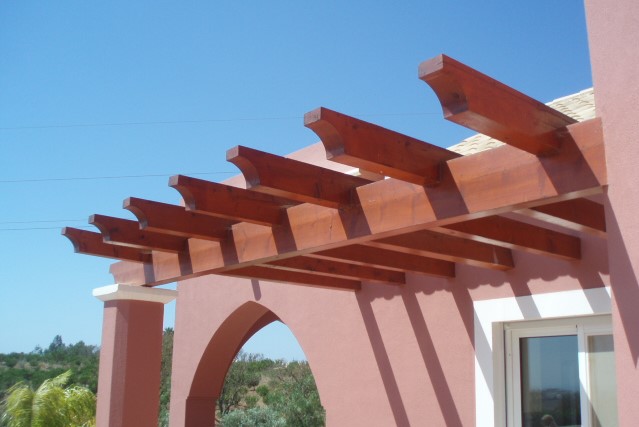 Vigas da pérgola de madeira sobre o terraço na Quinta do Monte Funchal