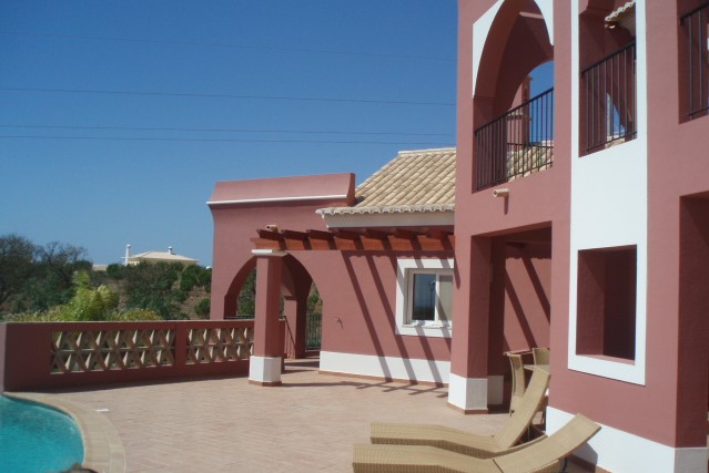 Terraço junto à piscina e pérgola de madeira na Quinta do Monte Funchal