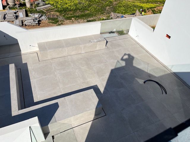 Terraço exterior e degraus com acabamentos em curso em Porto de Mós