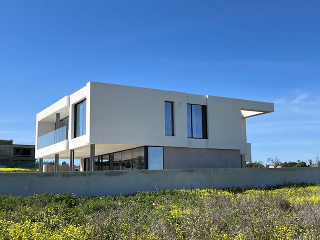 Exterior da moradia em Porto de Mós visto a partir da vegetação envolvente