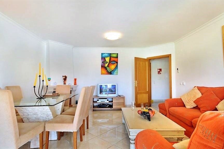 Zona de refeições com vista para a sala de estar no Jardim da Meia Praia